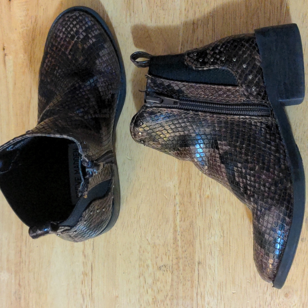 Steve Madden Girls Youth Snakeskin Studded Boots. Size 13